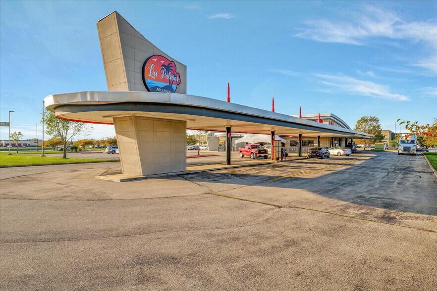 More Photos Of 608 W Town Center Blvd, Champaign Restaurant For Sale