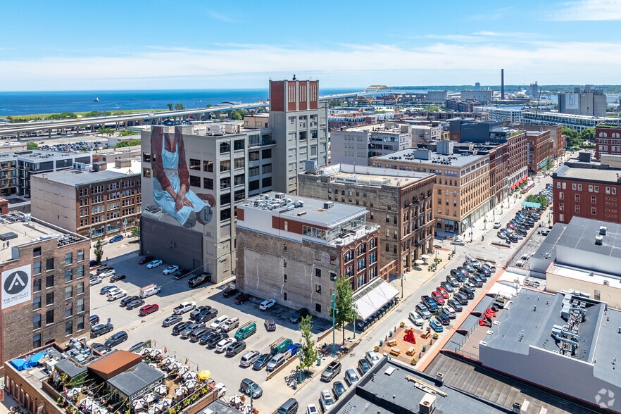 More Photos Of 322 N Broadway, Milwaukee Loft Creative Space For Lease
