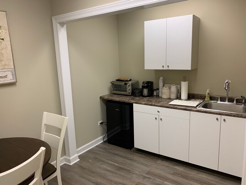 More Photos Of 1491 Merchant Dr, Algonquin Medical For Sale