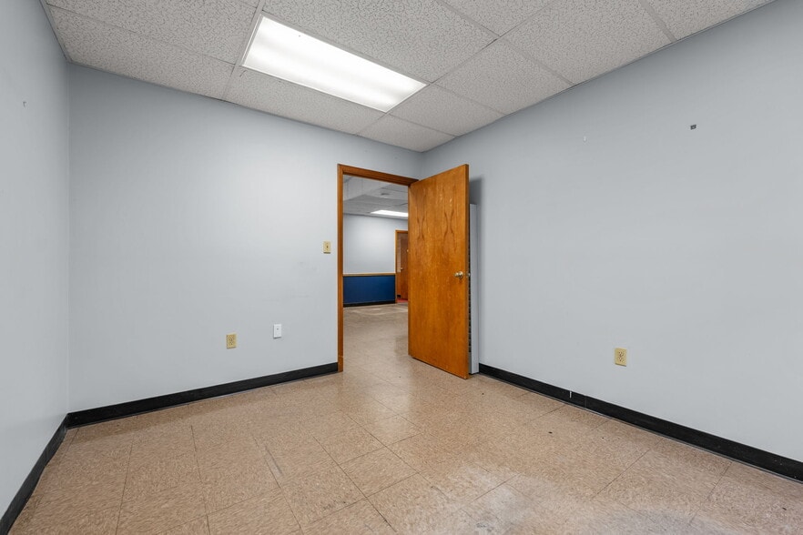 More Photos Of 2245 A Air Park Dr, Burlington Warehouse For Lease