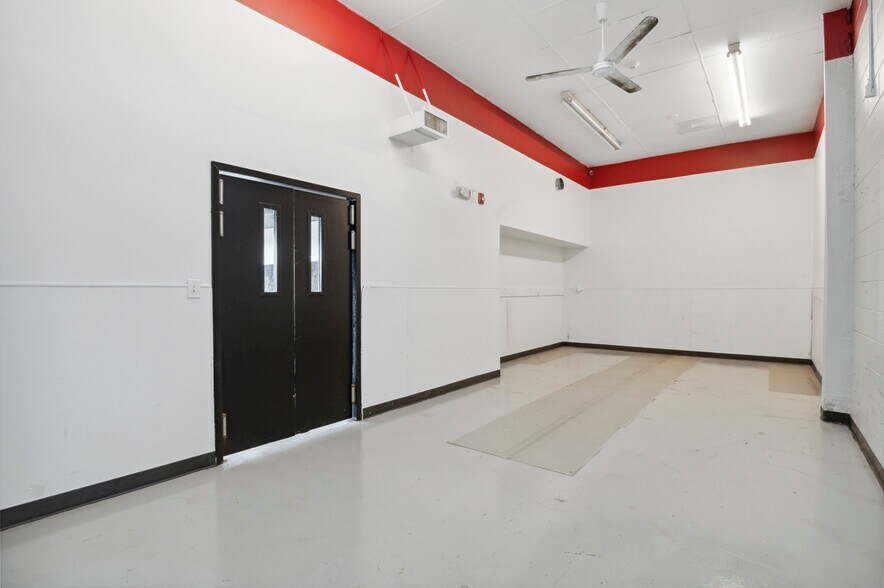 More Photos Of 101 Greenbank Rd, Wilmington Freestanding For Lease