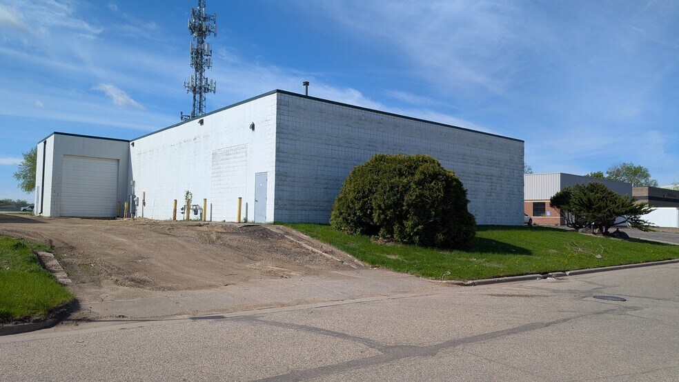 More Photos Of 2320 Cunningham St, La Crosse Warehouse For Sale