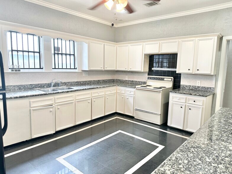 More Photos Of 2424 Southmore Blvd, Houston Medical For Lease