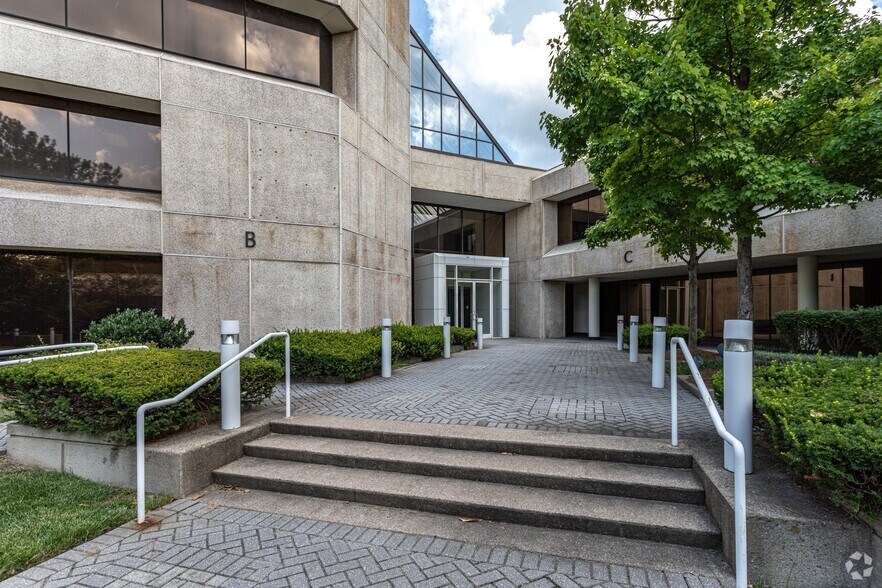 More Photos Of 1 Vantage Way, Nashville Office For Lease