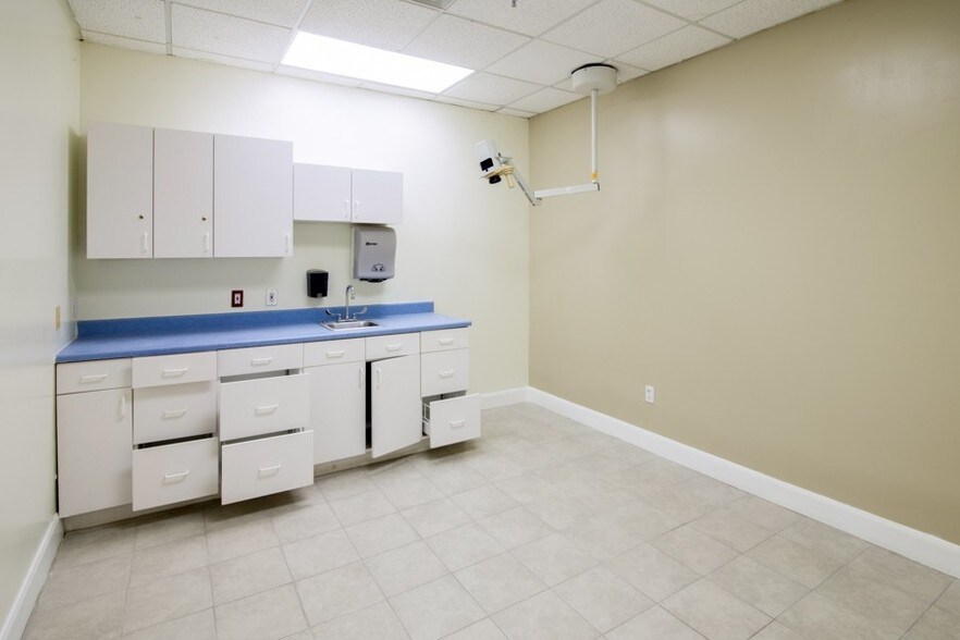 More Photos Of 203 N College Ave, Cleveland Medical For Sale