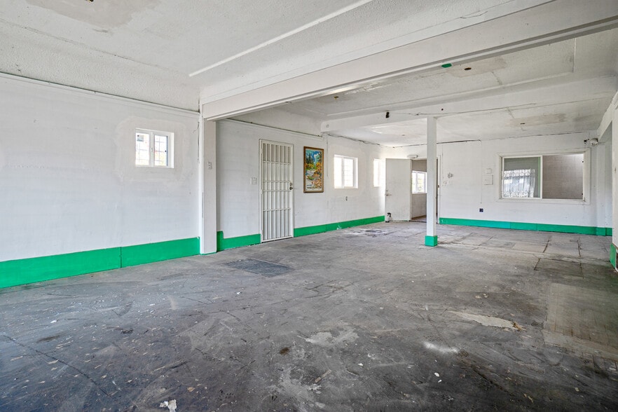 More Photos Of 1139 W 17th St, Santa Ana Freestanding For Lease