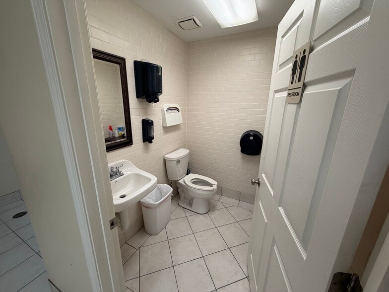 More Photos Of 18525 I-30 Hwy, Benton Showroom For Sale