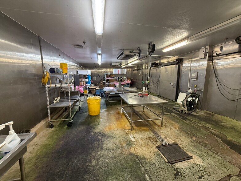 More Photos Of 517 Cummins St, Honolulu Warehouse For Sale