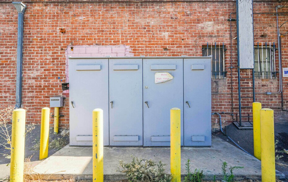 More Photos Of 3301 E 14th St, Los Angeles Warehouse For Sale