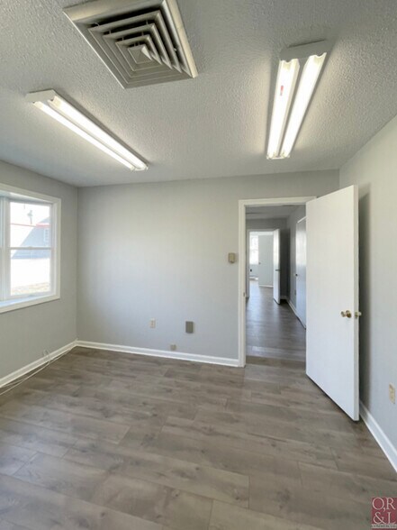 More Photos Of 107 Main St, Hebron Medical For Lease