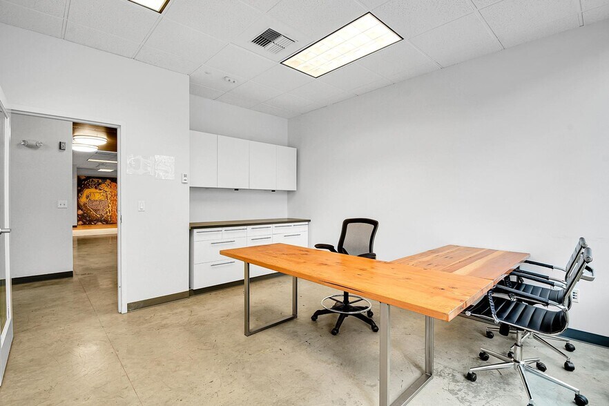 More Photos Of 2727 Western Ave, Seattle Loft Creative Space For Lease