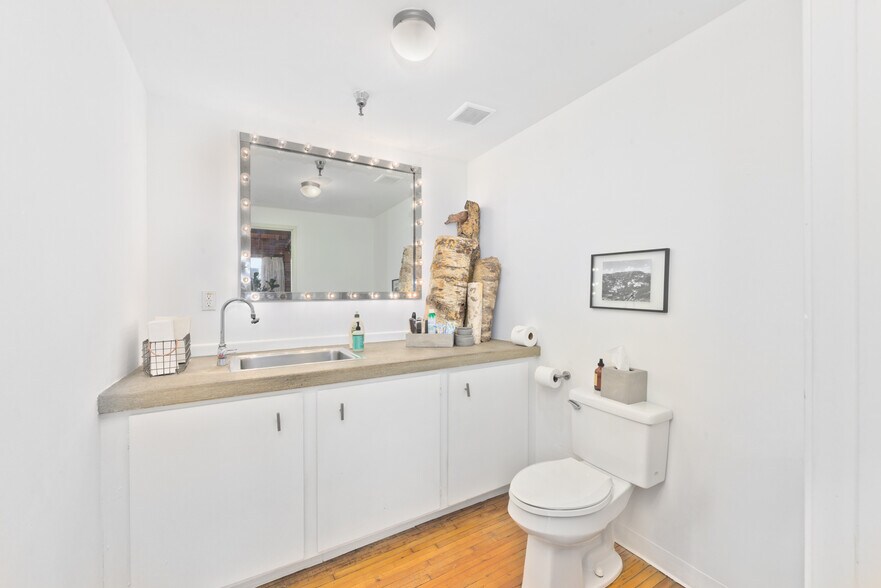 More Photos Of 6535-6547 Santa Monica Blvd, Los Angeles Loft Creative Space For Lease