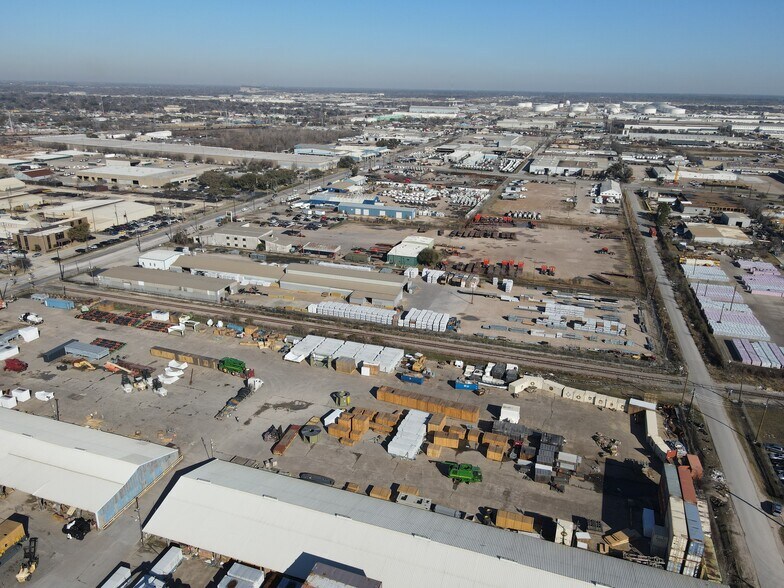 More Photos Of 1111 McCarty St, Houston Warehouse For Lease