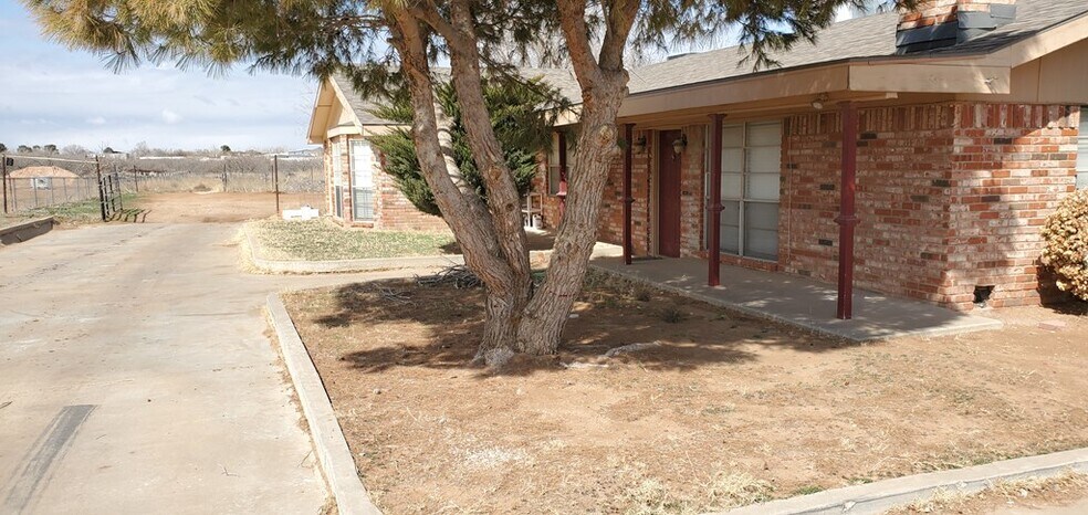 More Photos Of 901 E County Road 140, Midland Flex For Sale
