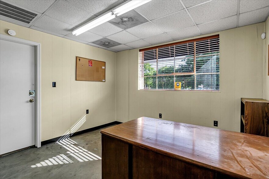 More Photos Of 1 Pete Hollis Blvd, Greenville Auto Repair For Sale