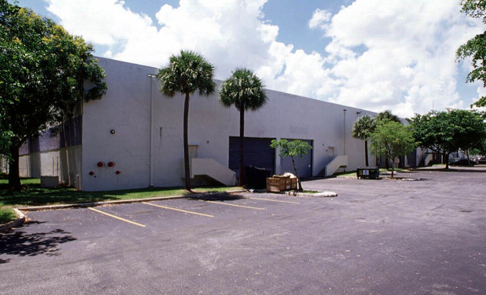 More Photos Of 2011-2031 NW 89th Pl, Miami Showroom For Lease