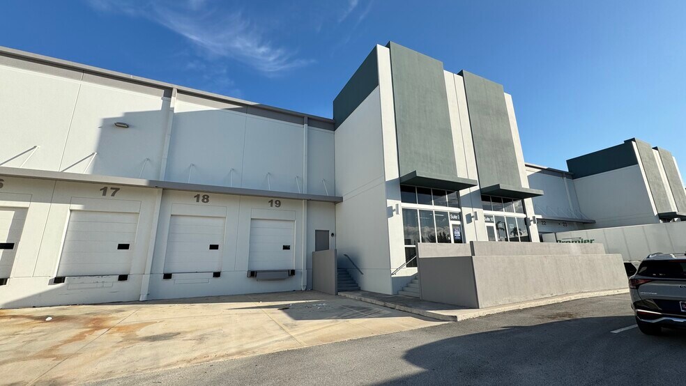 More Photos Of 14001 NW 112th Ave, Hialeah Gardens Warehouse For Lease