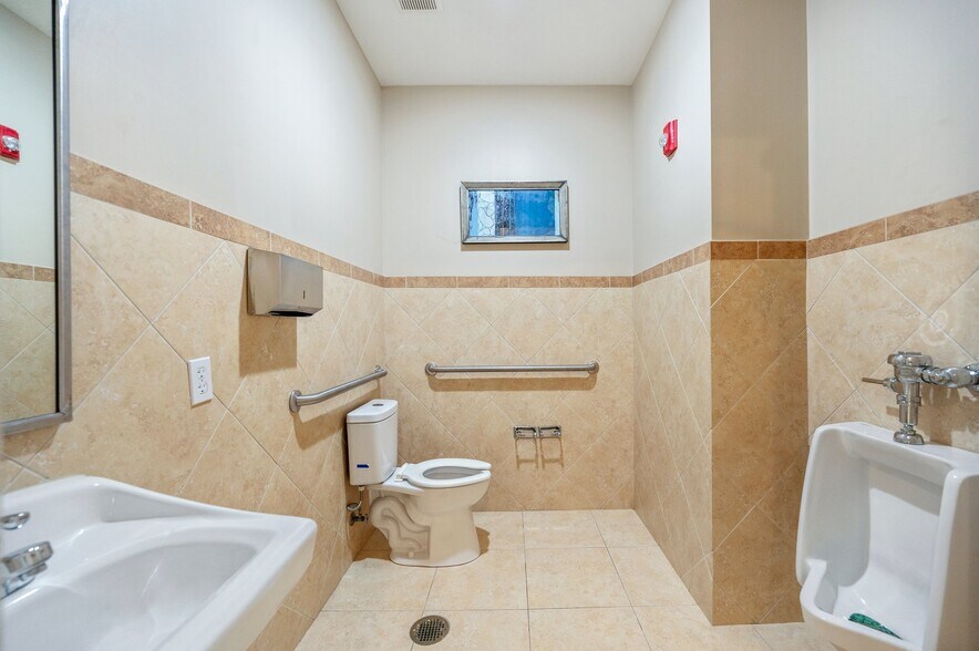 More Photos Of 3201 Heritage Plantation Blvd, Laurel Hill Office For Sale
