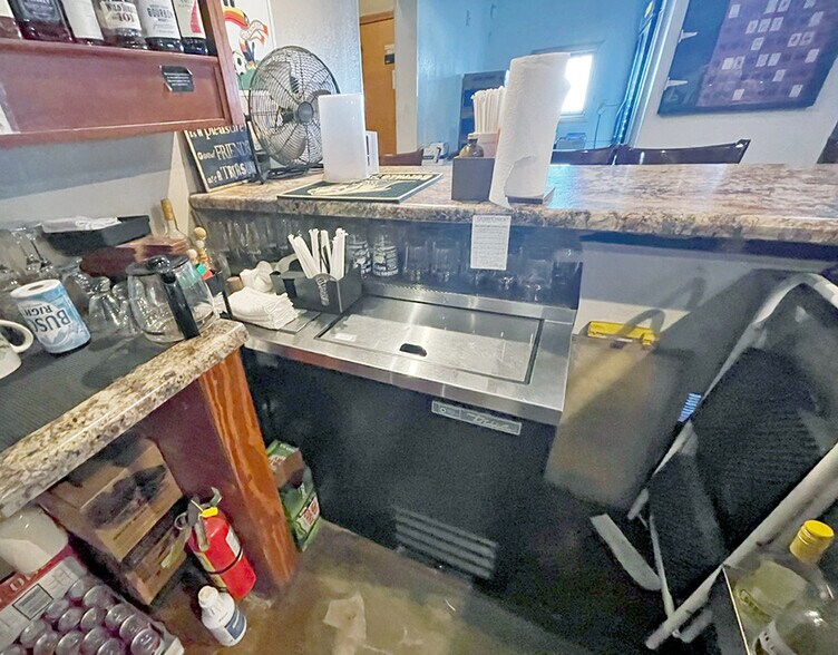 More Photos Of 109 S Maple St, Mulberry Grove Restaurant For Sale