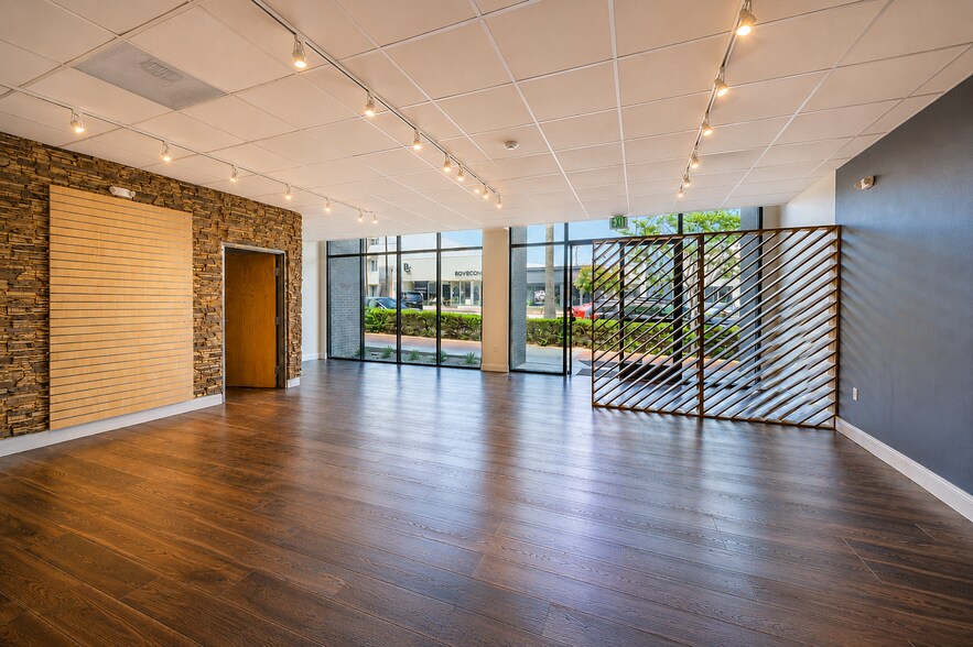 More Photos Of 7606 Girard Ave, La Jolla Apartments For Lease