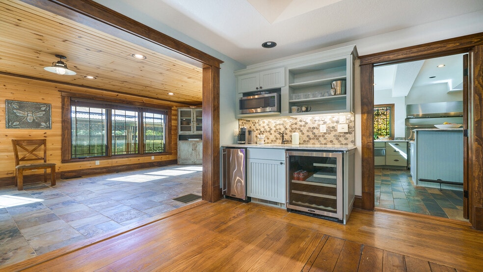 More Photos Of 409 N State St, Franklin Grove Hotel For Sale