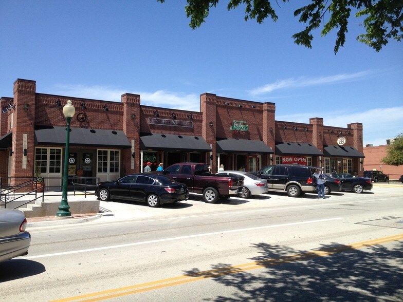 More Photos Of 530 S Main St, Grapevine Freestanding For Lease