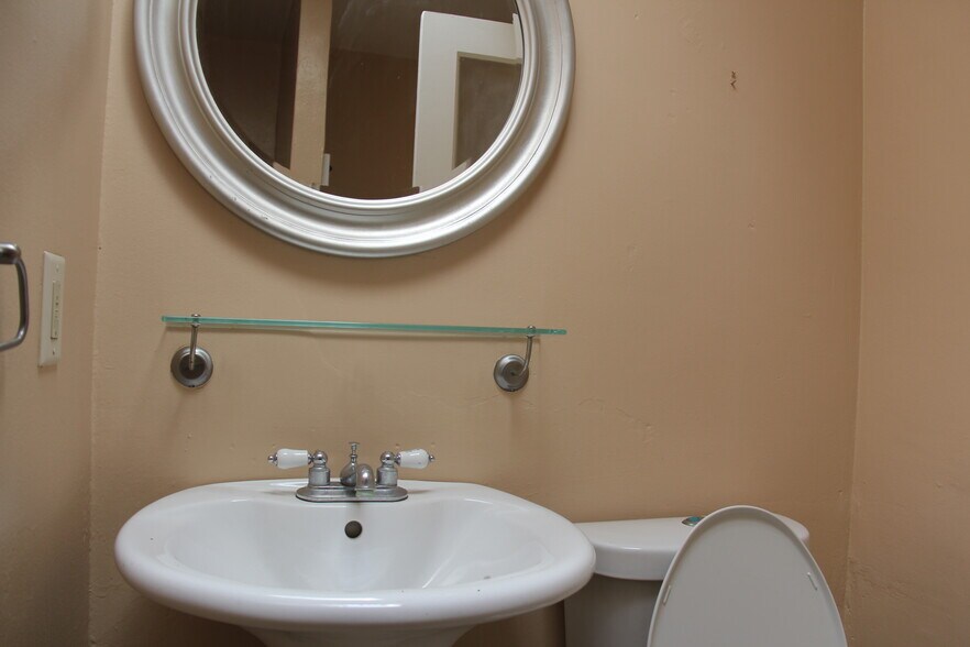 More Photos Of 2016-2020 E Main St, Ventura Storefront Retail Office For Sale