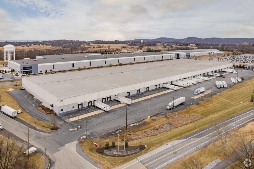 More Photos Of 100 Capital Ln, Middletown Warehouse For Lease