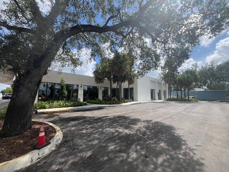More Photos Of 3705 W Commercial Blvd, Fort Lauderdale Showroom For Sale