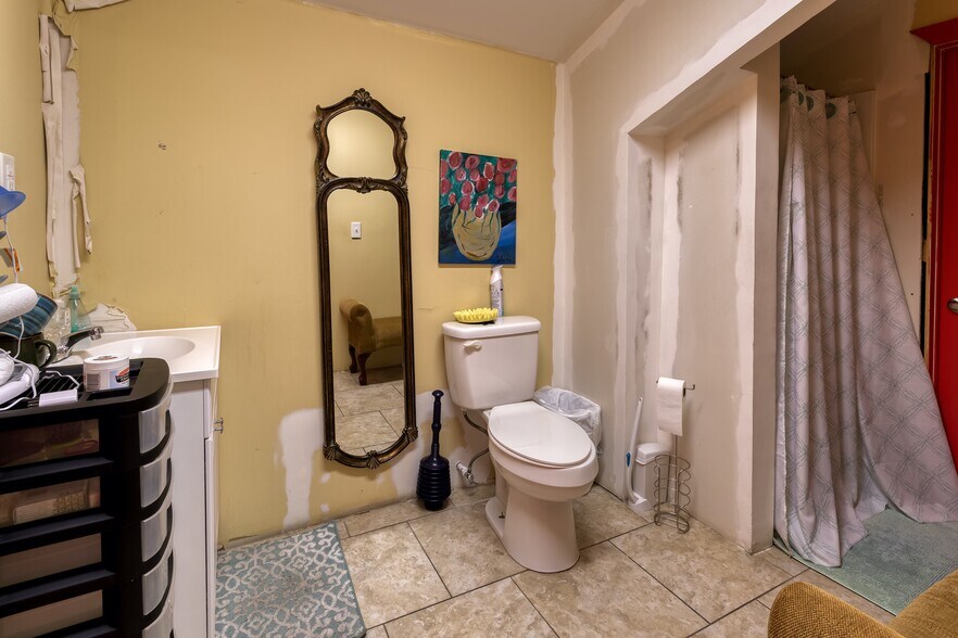 More Photos Of 462 E Henri De Tonti Blvd, Springdale Warehouse For Sale