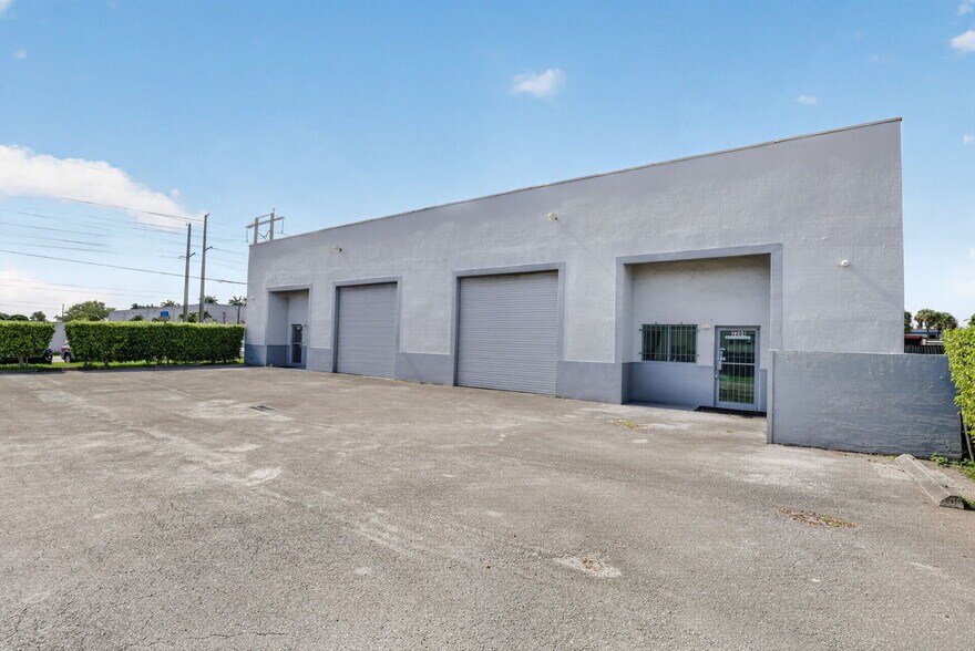 More Photos Of 2202-2204 W 78th St, Hialeah Warehouse For Sale