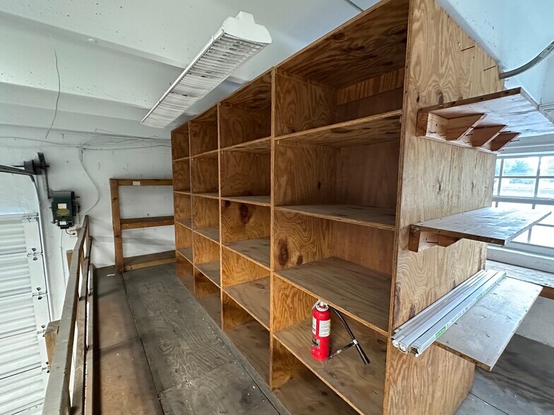More Photos Of 5751 Dawson St, Hollywood Warehouse For Lease