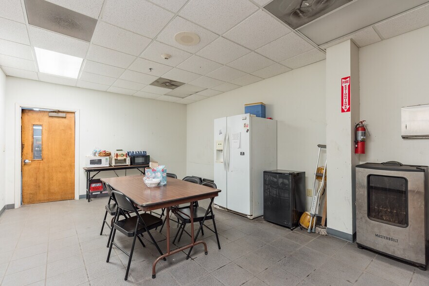 More Photos Of 111 N 12th St, West Columbia General Retail For Sale