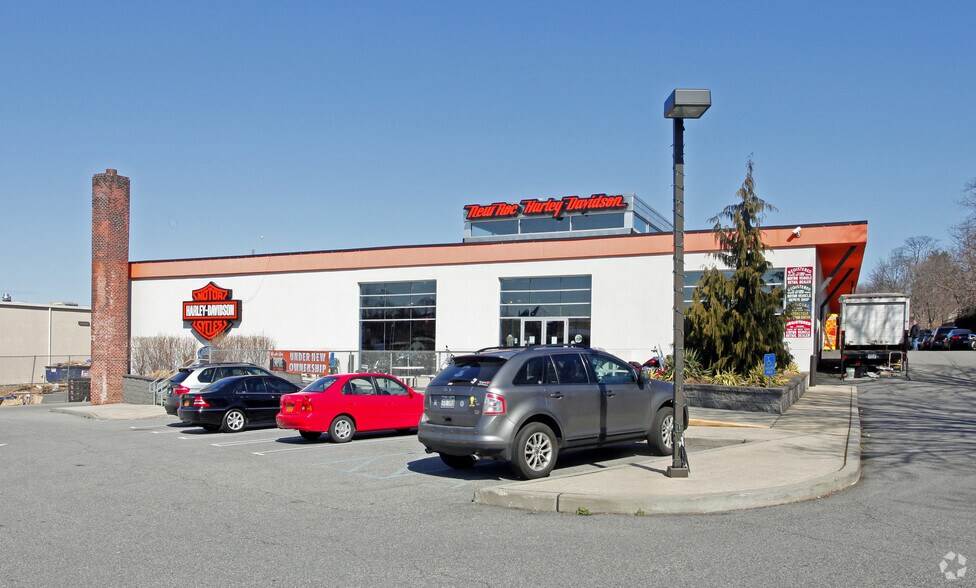 Primary Photo Of 8 Industrial Ln, New Rochelle Auto Dealership For Lease