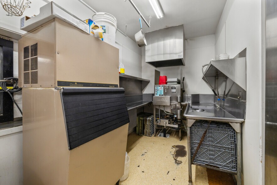 More Photos Of 2126 Broadway st, Malin Sports And Entertainment For Sale