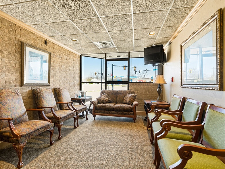 More Photos Of 931 Arlington St, Ada Office For Sale