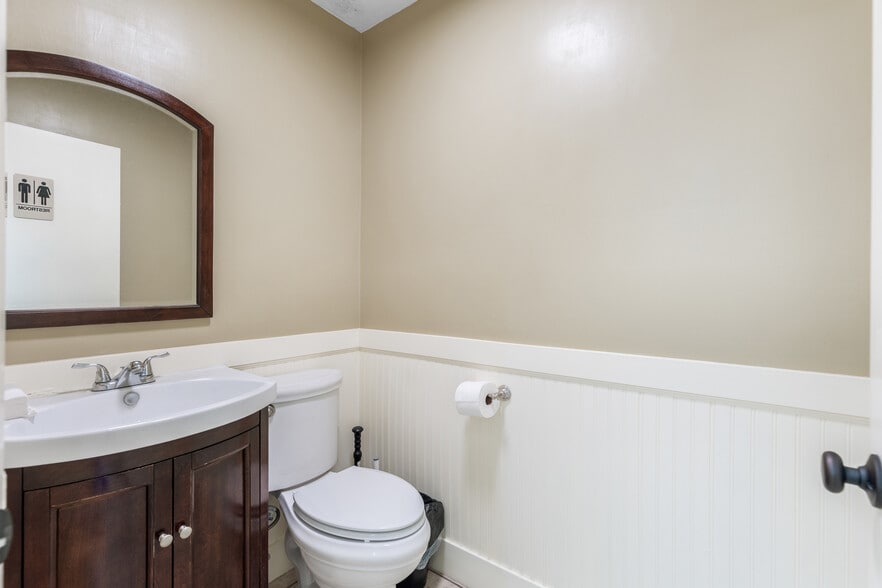 More Photos Of 825 N Crockett St, Sherman Office For Sale