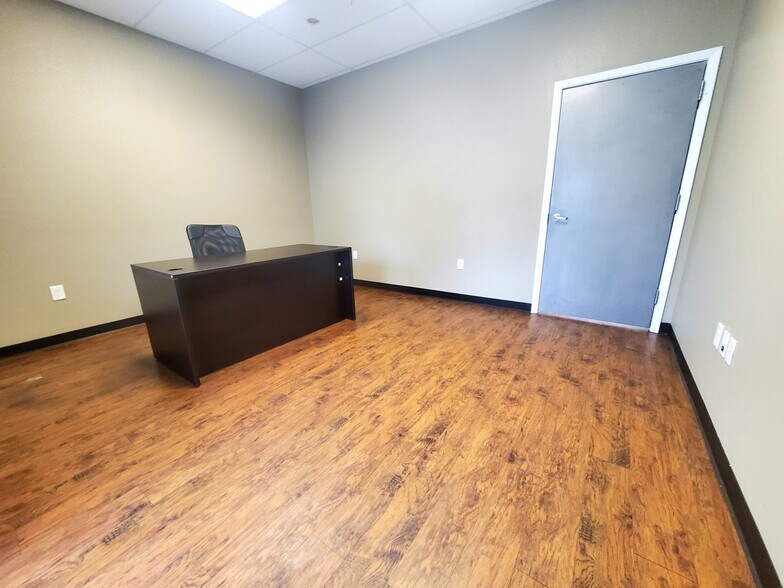 More Photos Of 2418 N Frazier St, Conroe Light Manufacturing For Lease