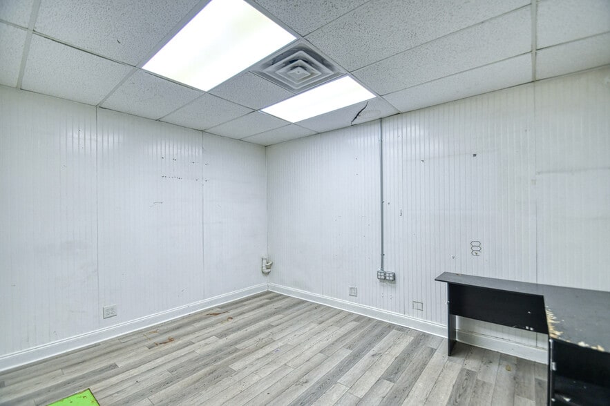 More Photos Of 1404 W Lindsey St, Norman Freestanding For Lease