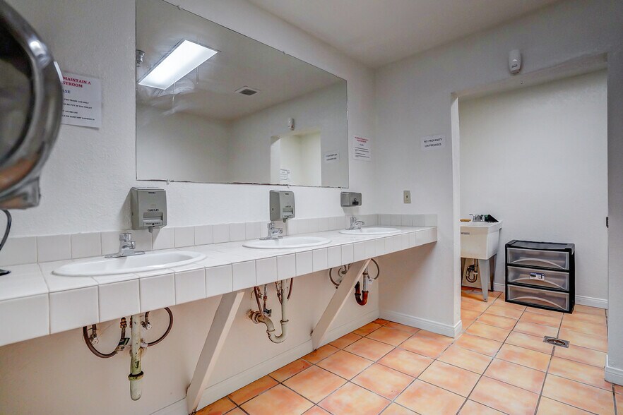 More Photos Of 950 S Central Ave, Compton Schools For Sale