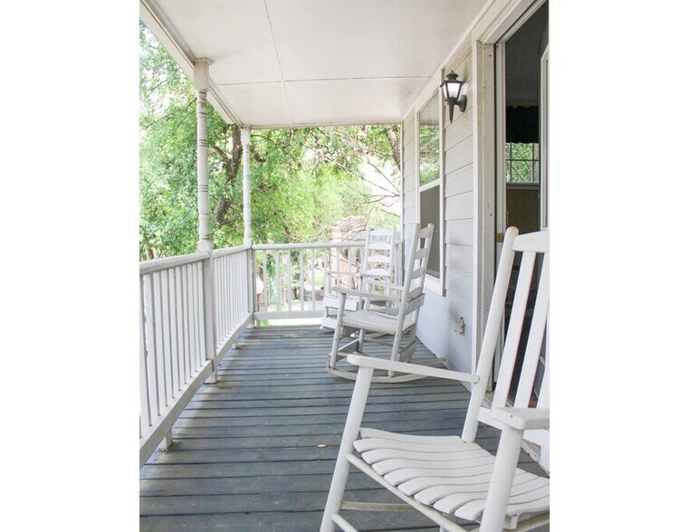 More Photos Of 7 N Main St, Salado Loft Creative Space For Lease