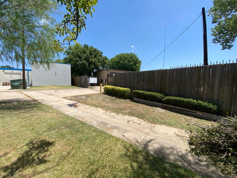 More Photos Of 715 Dallas Dr, Denton Flex For Sale
