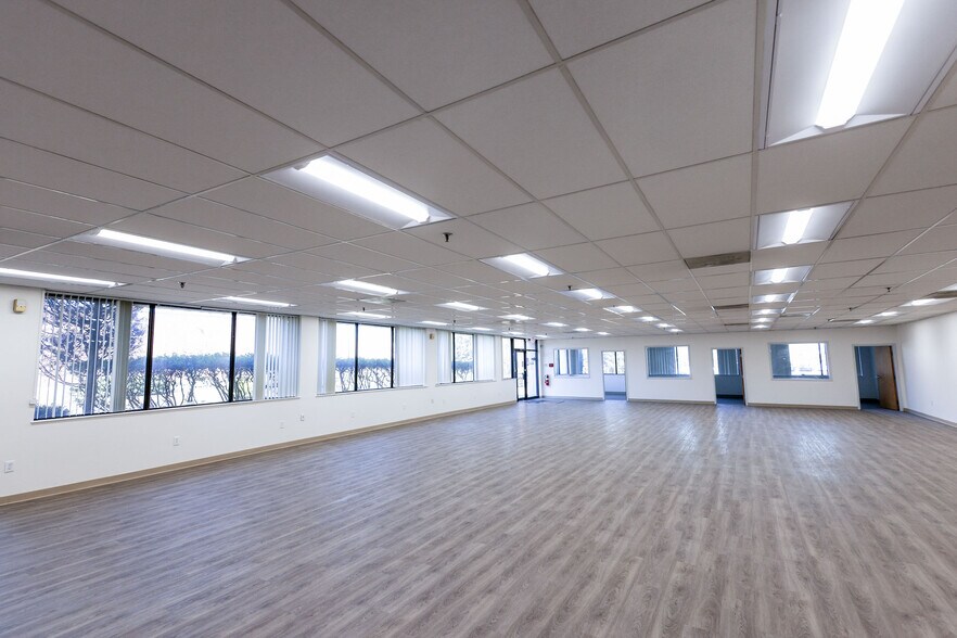 More Photos Of 75 Carter Dr, Edison Warehouse For Lease