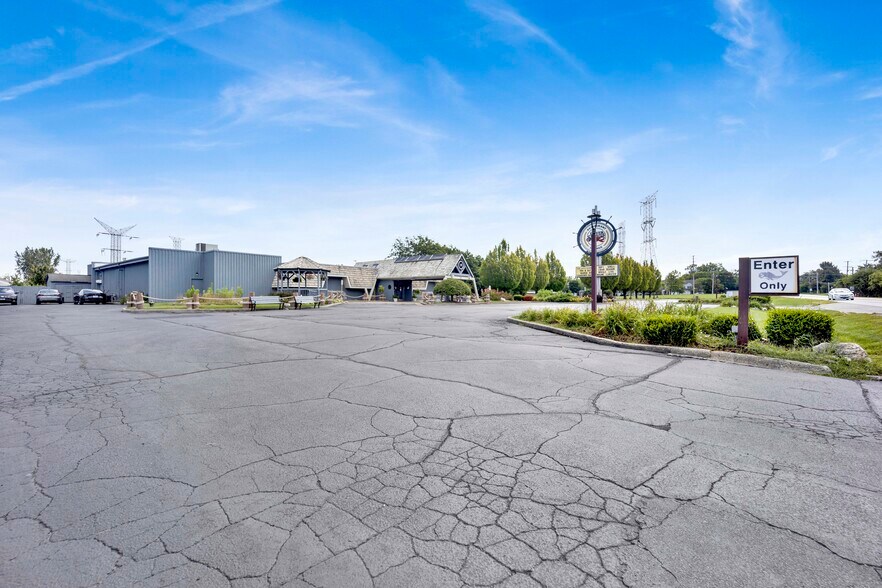 More Photos Of 890 E US Highway 45, Mundelein Freestanding For Sale