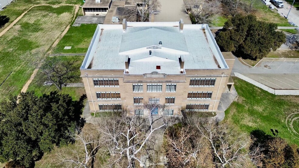 More Photos Of 216 E College St, Seguin Flex For Sale