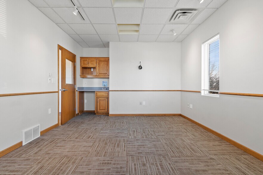 More Photos Of 1496 Bellevue St, Green Bay Office For Lease