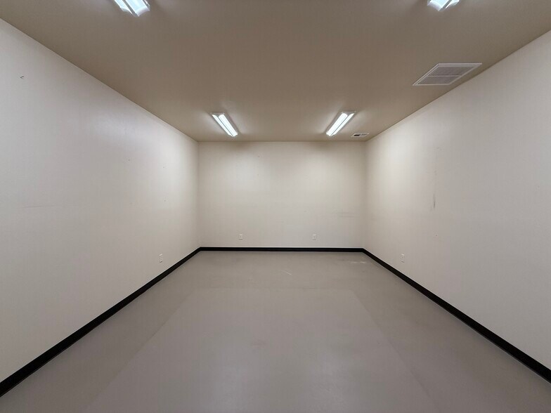 More Photos Of 7804 NW 94th St, Oklahoma City Warehouse For Lease