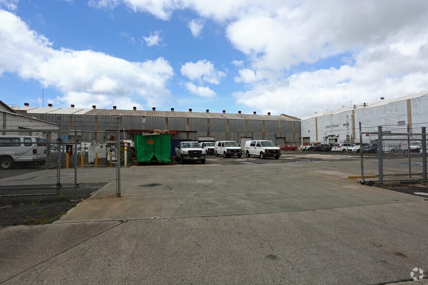 More Photos Of 926 Kohou St, Honolulu Warehouse For Lease