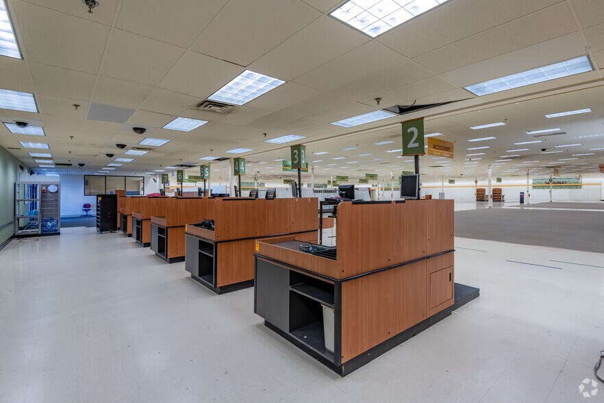 More Photos Of 699 S Green Bay Rd, Neenah Unknown For Lease