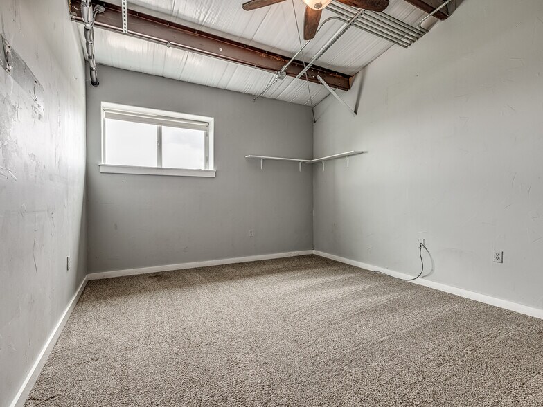 More Photos Of 6355 Boucher Dr, Edmond Showroom For Lease